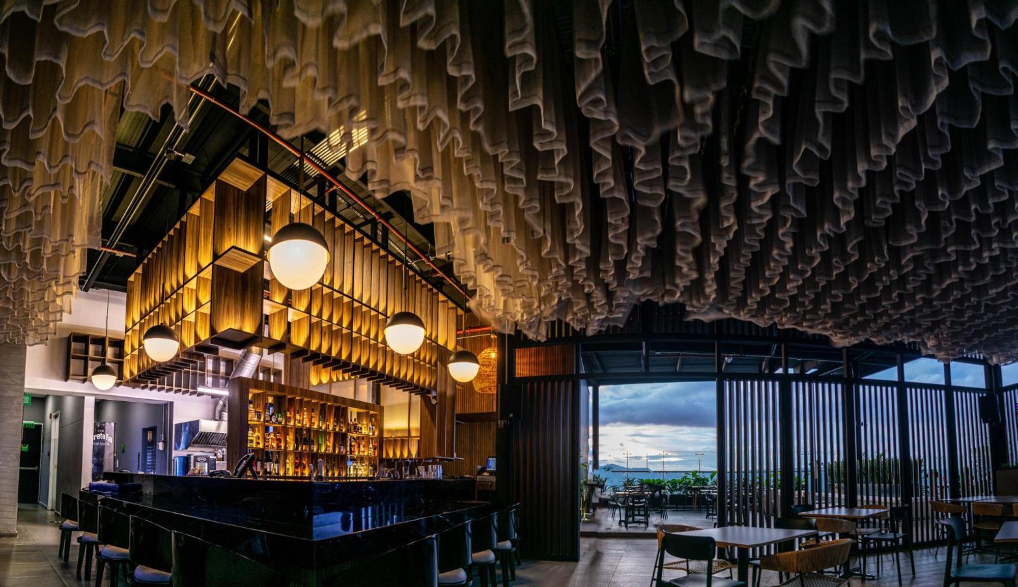 Holiday Inn Bucaramanga Cacique By Ihg Exterior photo The bar at the 101 Skybar