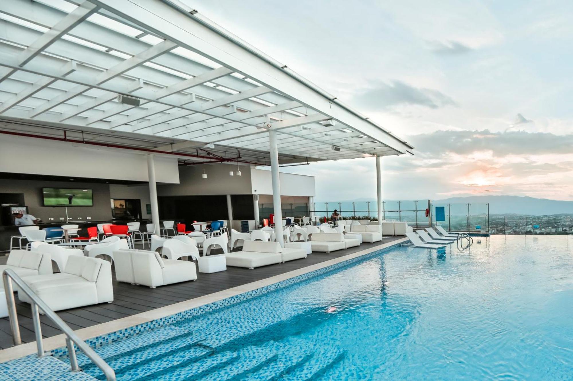 Holiday Inn Bucaramanga Cacique By Ihg Exterior photo Skyline Pool