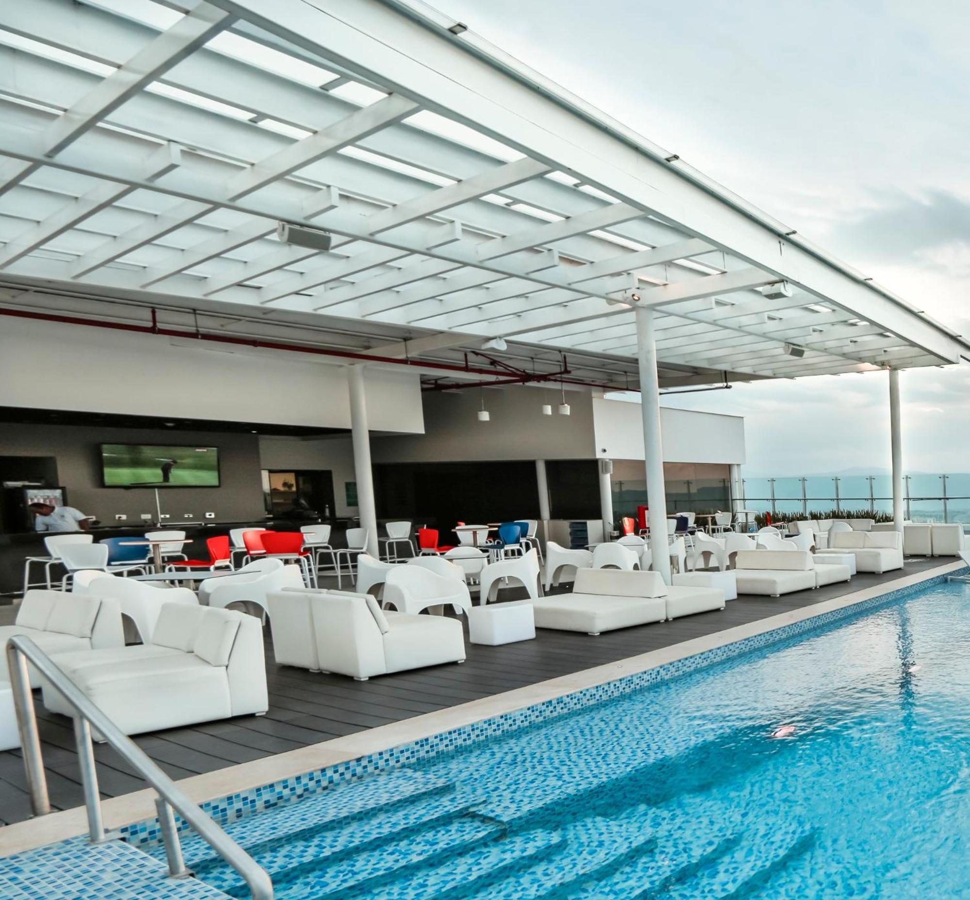 Holiday Inn Bucaramanga Cacique By Ihg Exterior photo The pool at the 360° Sky Lounge