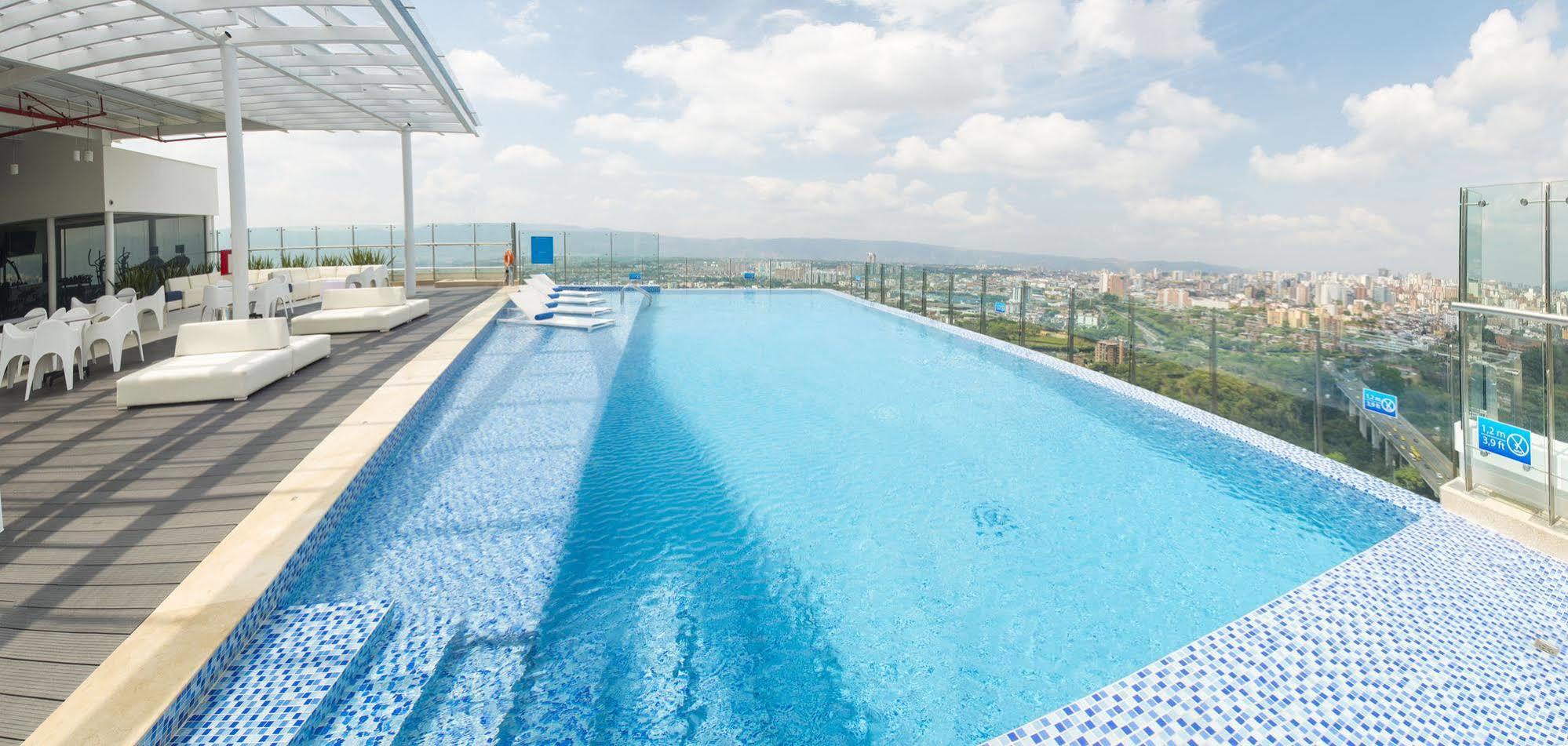 Holiday Inn Bucaramanga Cacique By Ihg Exterior photo Infinity pool